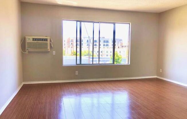 2 beds, 1 bath, 700 sqft, $2,295, Unit 211