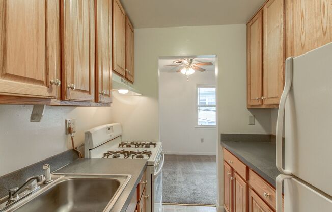 2 beds, 1 bath, $1,350, Unit 22