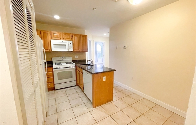 3 beds, 1 bath, 750 sqft, $4,600, Unit 204