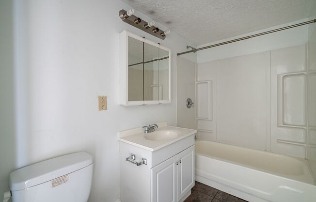 2 beds, 1 bath, $1,350, Unit 1417 N. 6th St.