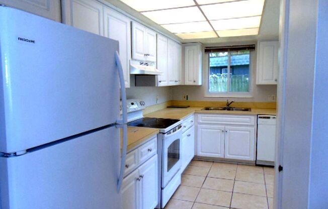 2 BR/1BA Victoria Park Duplex, Bright & Open Floor Plan in Largo, FL