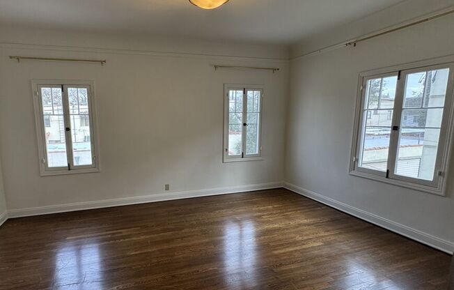 326 1/2 N SYCAMORE AVE