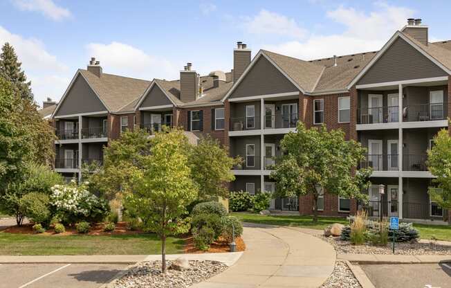 Regency Woods Apartments in Minnetonka, MN Building Exterior