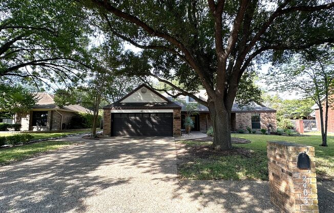 Spacious Single Story 4 Bedrooms, 2 Bathrooms Enclosed Sunroom for rent in South Austin Onion Creek for Rent!
