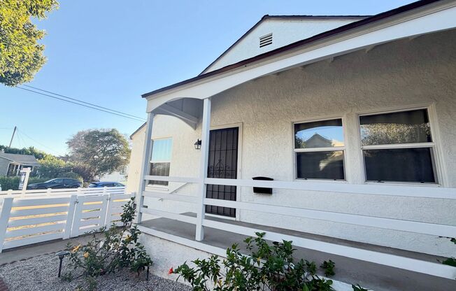 Charming Bright Remodeled 2 bed 1 bath with AC, Private yard!
