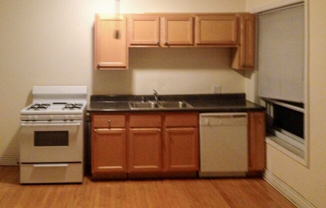 2 beds, 1 bath, 920 sqft, $1,995, Unit 2000-2D