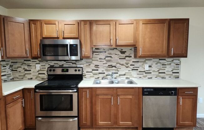 3 beds, 2 baths, 1,194 sqft, $1,595, Unit Unit 8