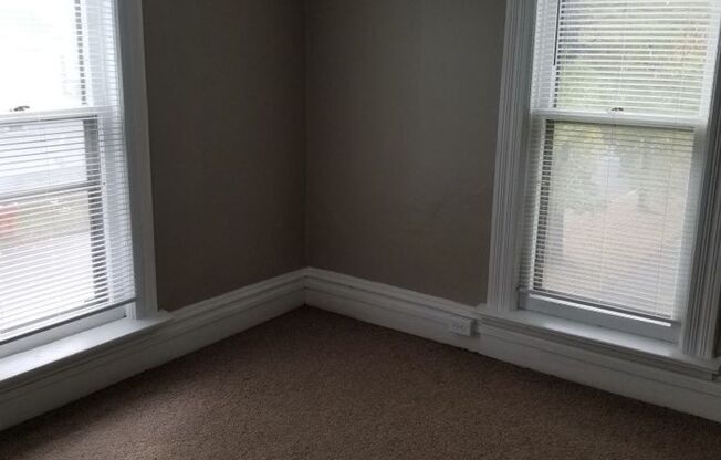 2 beds, 1 bath, $900