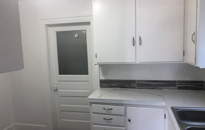 2 beds, 1 bath, $1,250