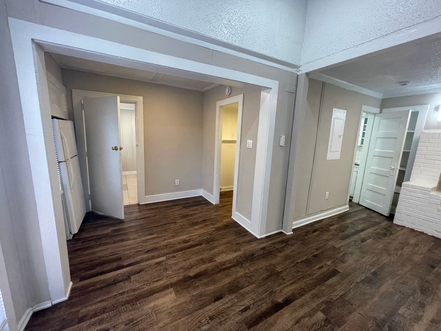 Cozy 1 Bedroom 1 Bath  Downstairs Unit Ready for Move-in ((New Vinyl Plank Flooring)) ~ Fantastic Fort Worth Location ~ Spacious Bedroom ~ Walk In Shower ~