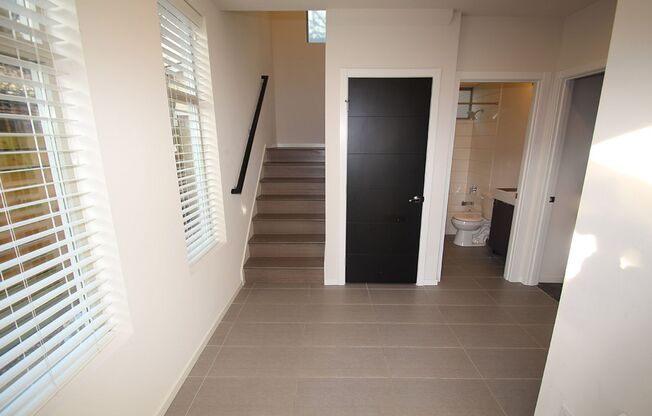 LUXURY BALLARD TOWNHOME W HIGH END FINISHES, VIEWS & EASY COMMUTE!