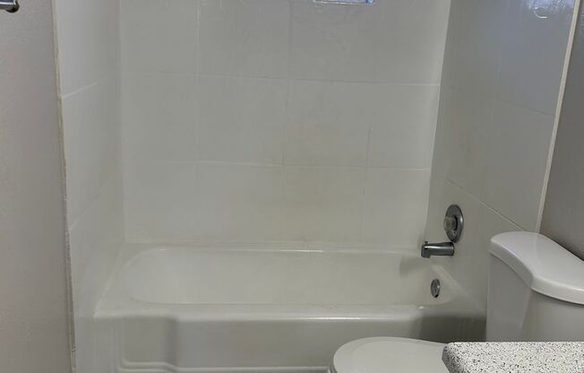 2 beds, 1 bath, 810 sqft, $1,195, Unit 76