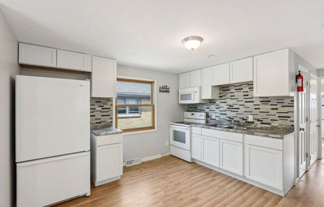 3 beds, 1 bath, $1,500, Unit 6223