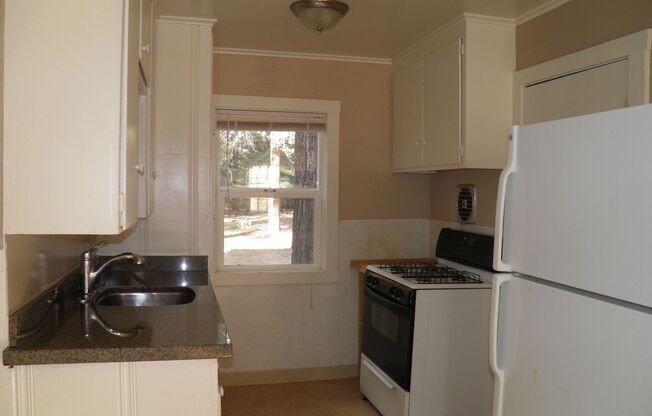 2 beds, 1 bath, $1,900