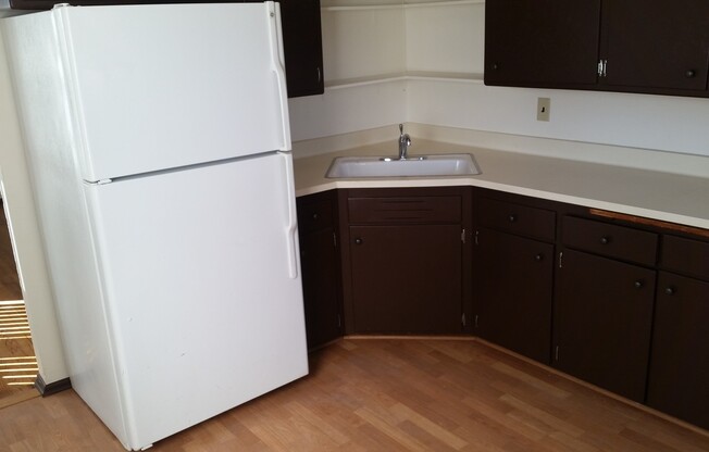 2 beds, 1 bath, $915, Unit 33-2