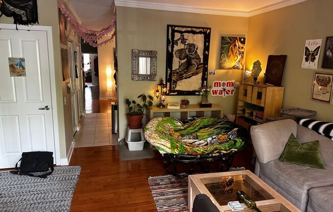 Spacious 3 Bed, 2 Bath Steps to Taylor Street