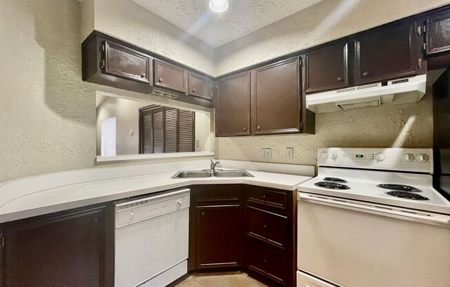 Gorgeous Condo, 2 Bedrooms/2 Balconies/2 Bathrooms - WALK TO CAMPUS! - Reduced Deposit