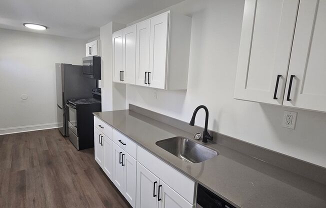 2 beds, 1 bath, 760 sqft, $2,400, Unit 13 Keegin