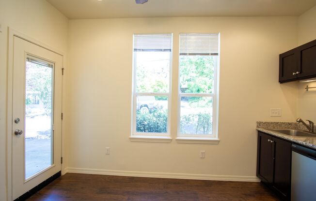 Sellwood 1Bdr Townhouse w/ W/D, DW, & Balcony!