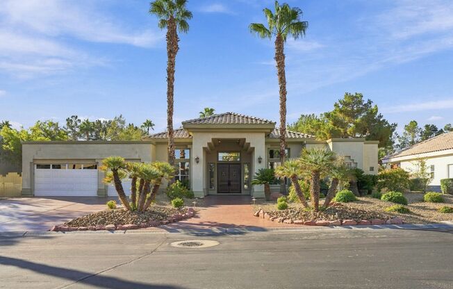 *******2 WEEKS FREE RENT******* A luxurious 5 Bedroom House with a Casita & a Sparkling pool at Ten Oaks Estates