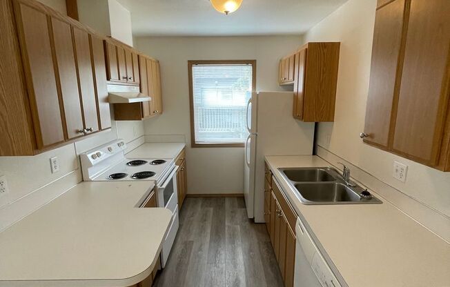 3 beds, 2 baths, $1,600, Unit 962