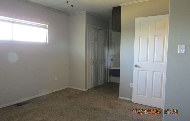 3 beds, 2 baths, $1,350