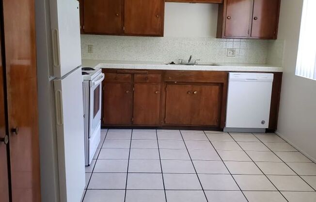 2 beds, 1 bath, $1,050, Unit 10