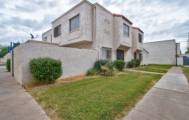 Wonderful Townhome centrally located.  Kitchen just updated and looks Amazing!!!  New Gate!!!  Available now!!!