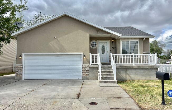 Bright & Spacious Rambler in Rose Park!