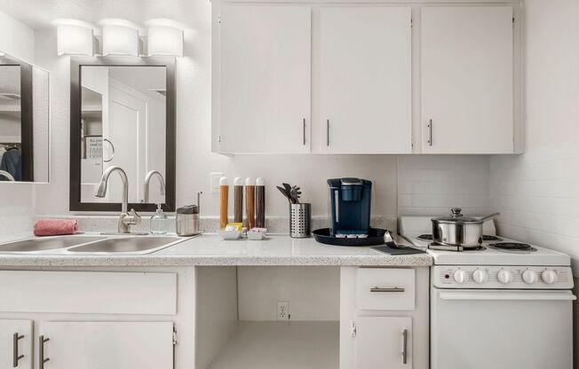 Studio, 1 bath, 300 sqft, $979, Unit 15