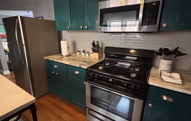 3 beds, 1 bath, 1,250 sqft, $3,200, Unit 2