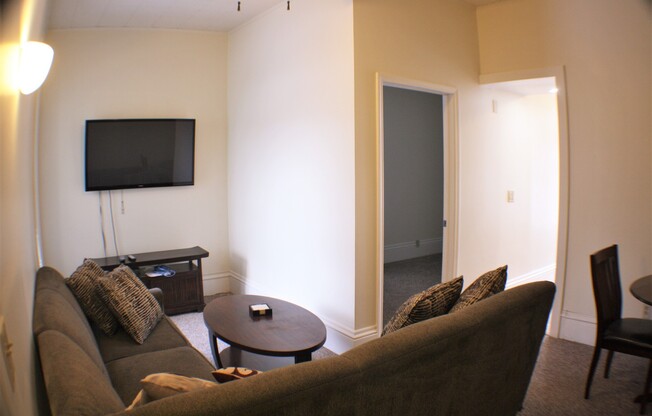 2 beds, 1 bath, $1,900, Unit Apt 4