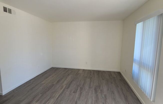 2 beds, 1 bath, $1,450, Unit 11350-23