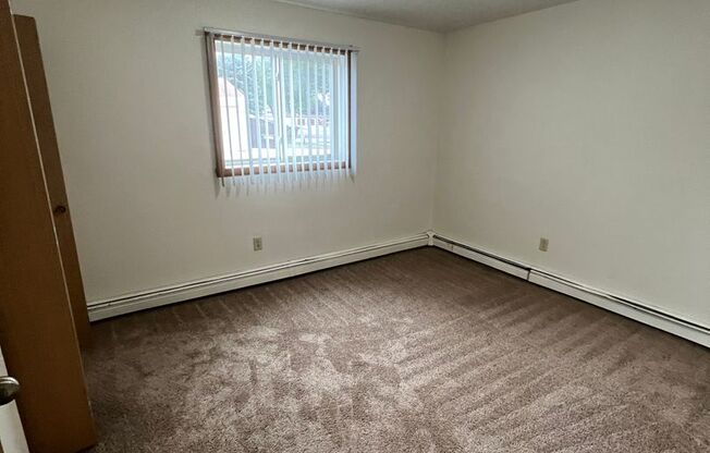 3 beds, 1 bath, 1,000 sqft, $1,030, Unit 102