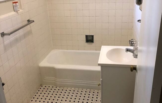 1 bed, 1 bath, $895, Unit 3