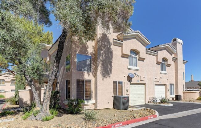 Beautiful 2-story townhouse featuring 2 bedrooms and 2.5 bathrooms in a well-maintained community!
