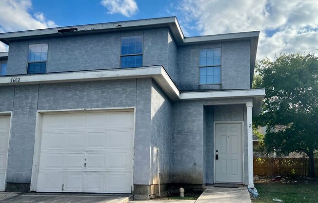 Townhouse in Woodlake Golf Vista!