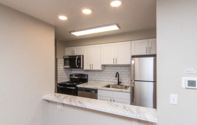 Breakfast bar sitting area and subway tile backsplash in the kitchen