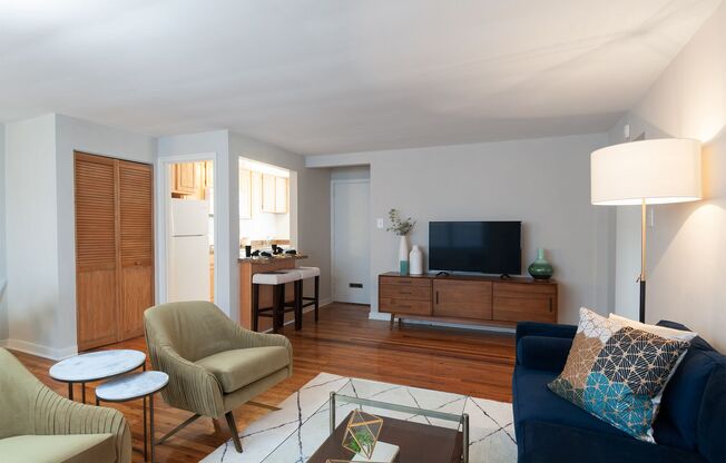 2 beds, 1 bath, 897 sqft, $2,035, Unit B-09