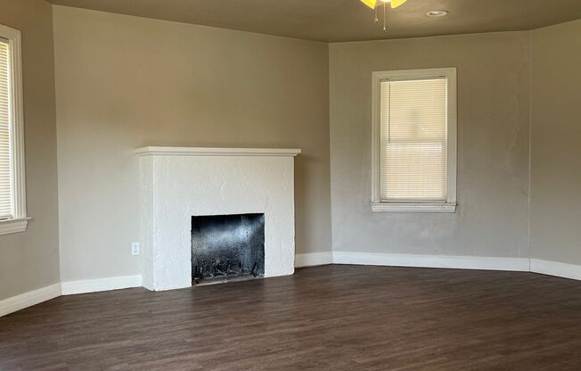 2 Bedroom Home Located In Tech Terrace!