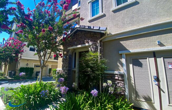 $3695 - 3 Bed/2.5 Bath Tri-level Townhome in North San Jose! Pets possible with approval