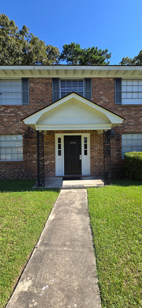 2 beds, 1 bath, $1,295