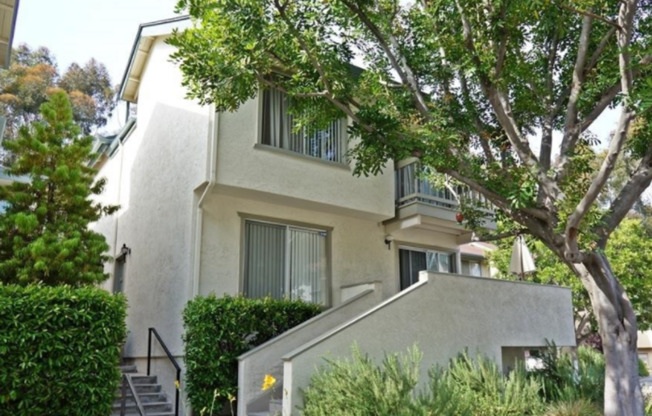 *** MUST SEE 2/2.5 TOWNHOME WITH TWO CAR GARAGE! PET FRIENDLY! ***