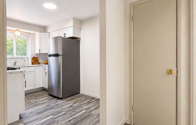 1 bed, 1 bath, 650 sqft, $950, Unit 2819-B