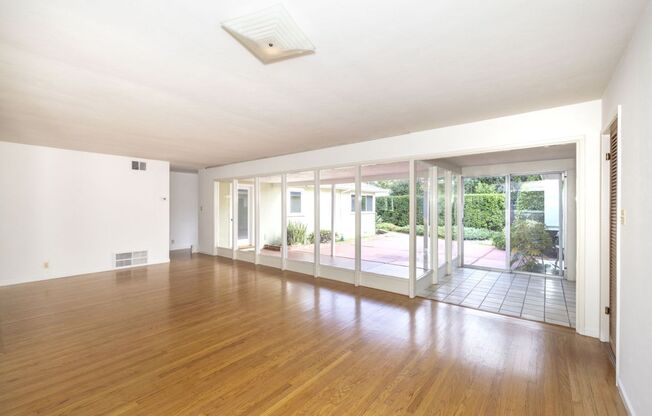 Spacious 3 Bed, 3 Bath Home in Excellent Location- Flexible Lease