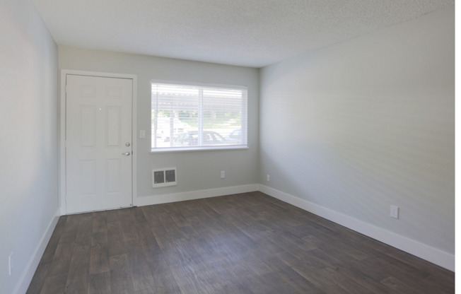 2 beds, 1 bath, 870 sqft, $1,575, Unit 77