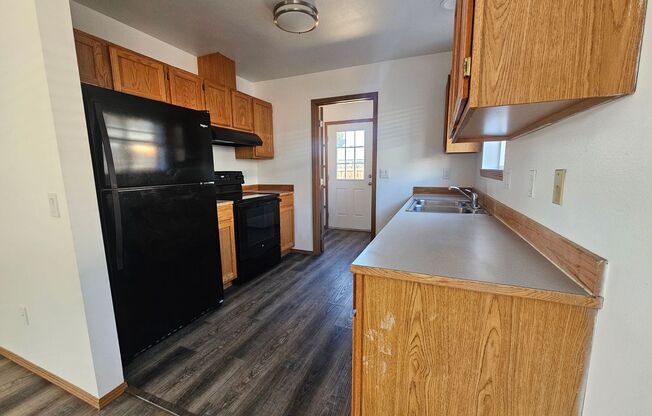 3 beds, 1.5 baths, $1,400, Unit # B