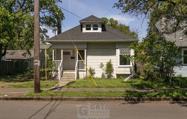 Charming 3 Bedroom Craftsman Home Available in SE Portland!