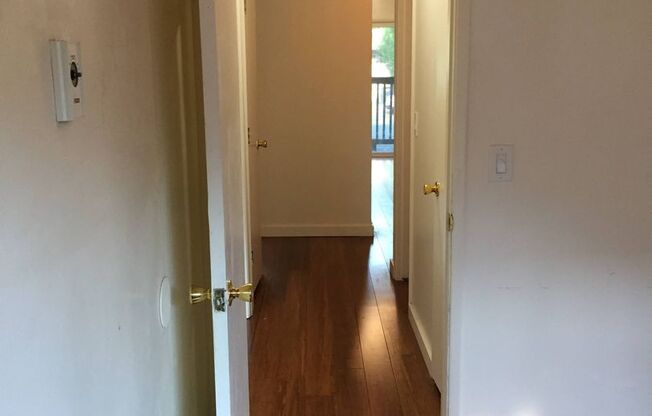 2 beds, 1 bath, 900 sqft, $1,895