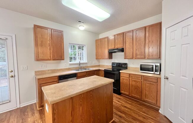 Charming 3BD, 2BA Apex Townhome In a Prime Location Near Tons of Shopping and Dining Options